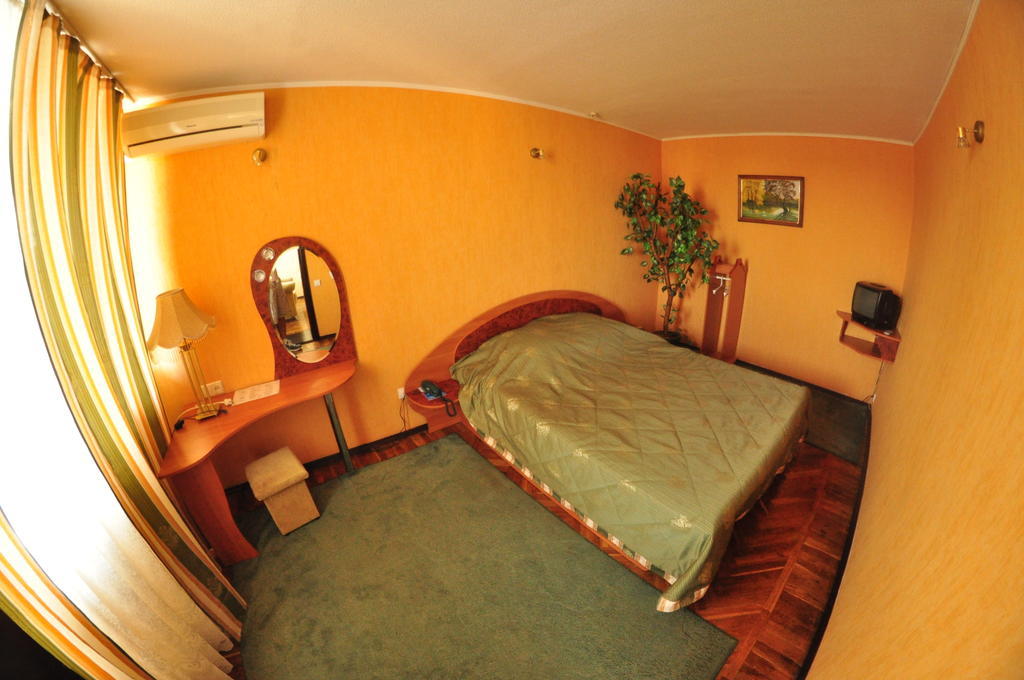 Tourist Hotel Харков Стая снимка